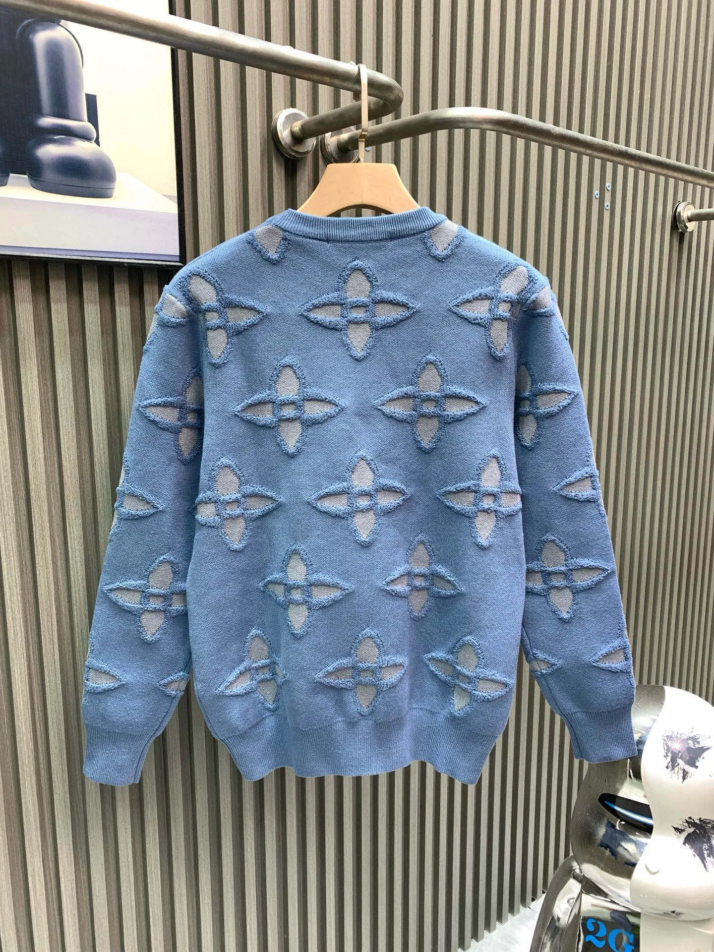 🅿️380 🀄️ Louis Vuitton Louis Vuitton's latest jacquard knitted pullover sweater for autumn and winter 25 is exclusively presented. A sweater with super smooth lines that is very in line with the aesthetic tone. The most basic style is minimalist and low-key luxury style. The simpler the item in the fashion industry, the easier it is to show a sense of high-end fashion. It is a very age-reducing fashion style. A must-have item. A sweater that is very in line with the aesthetic tone of the Lu family. Classically labeled jacquard elements. It is intertwined and outlined with yarn-dyed craftsmanship. It is perfectly integrated into the fabric and forms a complete contrast with the outside tone. The vision is quite elegant and fashionable. It is noble and elegant. It is full of charm. From the main fabric to the detailed craftsmanship, everything shows the ingenuity of the fashion. It interprets the essence of fashion to the extreme. It has both warmth and warmth. It is suitable for autumn and winter. It is suitable for the current seasonal climate. The texture is dense and light, full of elasticity and drape. It feels soft and waxy, skin-friendly and warm. Bringing the ultimate comfortable wearing experience. The full-width brand pattern jacquard design is completely customized according to the original measurements. The imported wool texture is very comfortable and delicate to the touch. The yarn feels soft and waxy. It is skin-friendly and gentle. The all-over logo jacquard design makes the style personalized and fashionable. Genderless and unisex. The fabric is fluffy and soft. It has a perfect sense of laziness. It is very practical to wear. The sweater is loose enough to make you look slimmer and taller. It is a durable and durable style in the wardrobe every year. Light blue